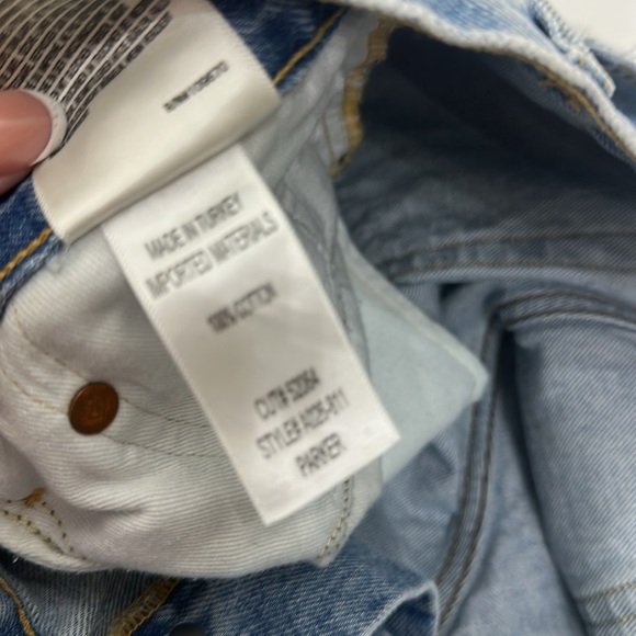 AGOLDE Parker raw hem button fly denim shorts size 32. - Picture 7 of 7